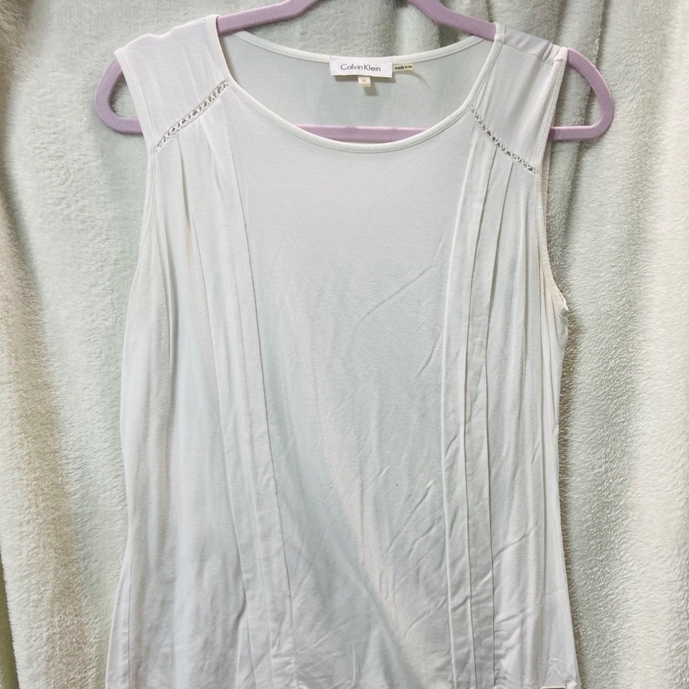 White sleeve less blouse